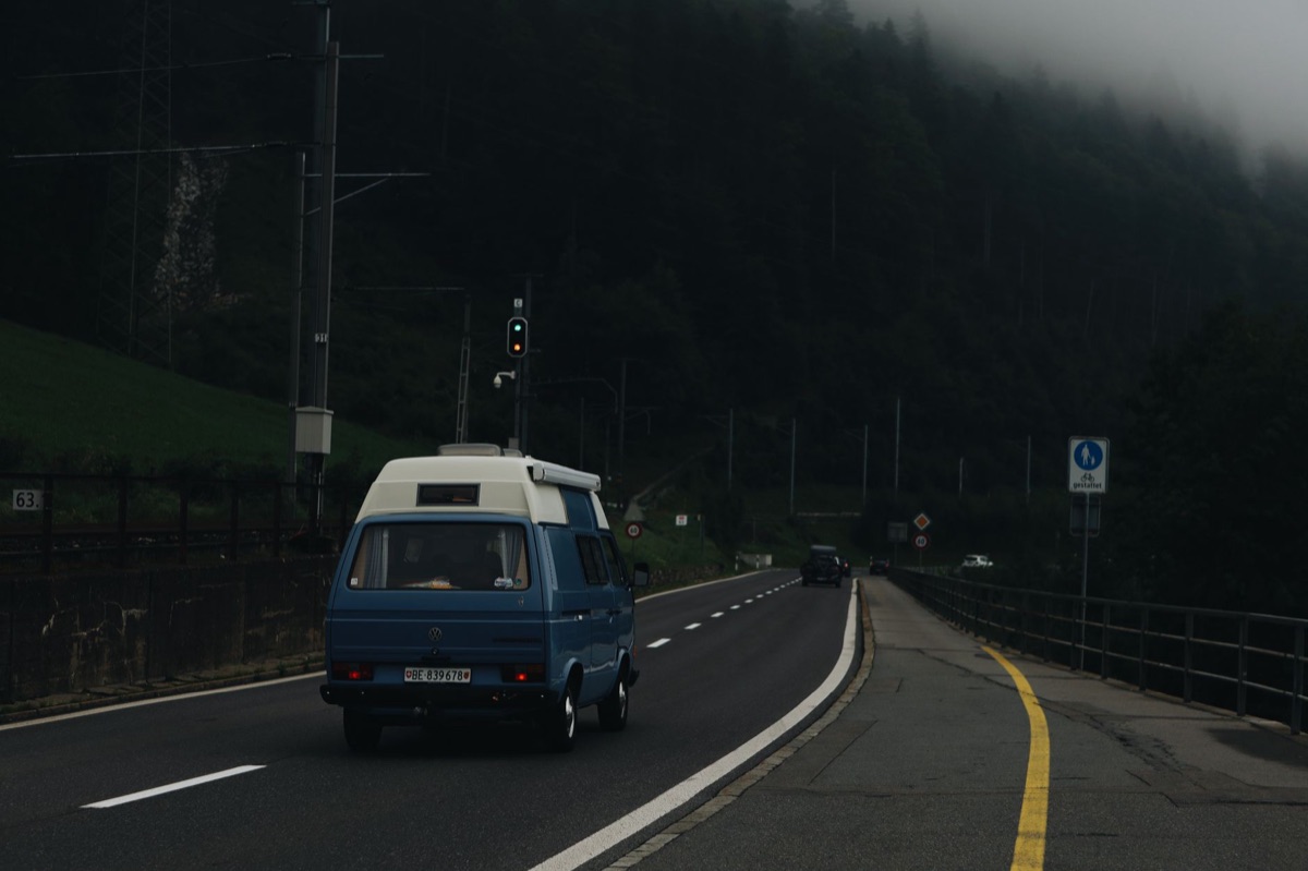 Une camionnette de camping sur une route du Sud du Nouveau-Zélande