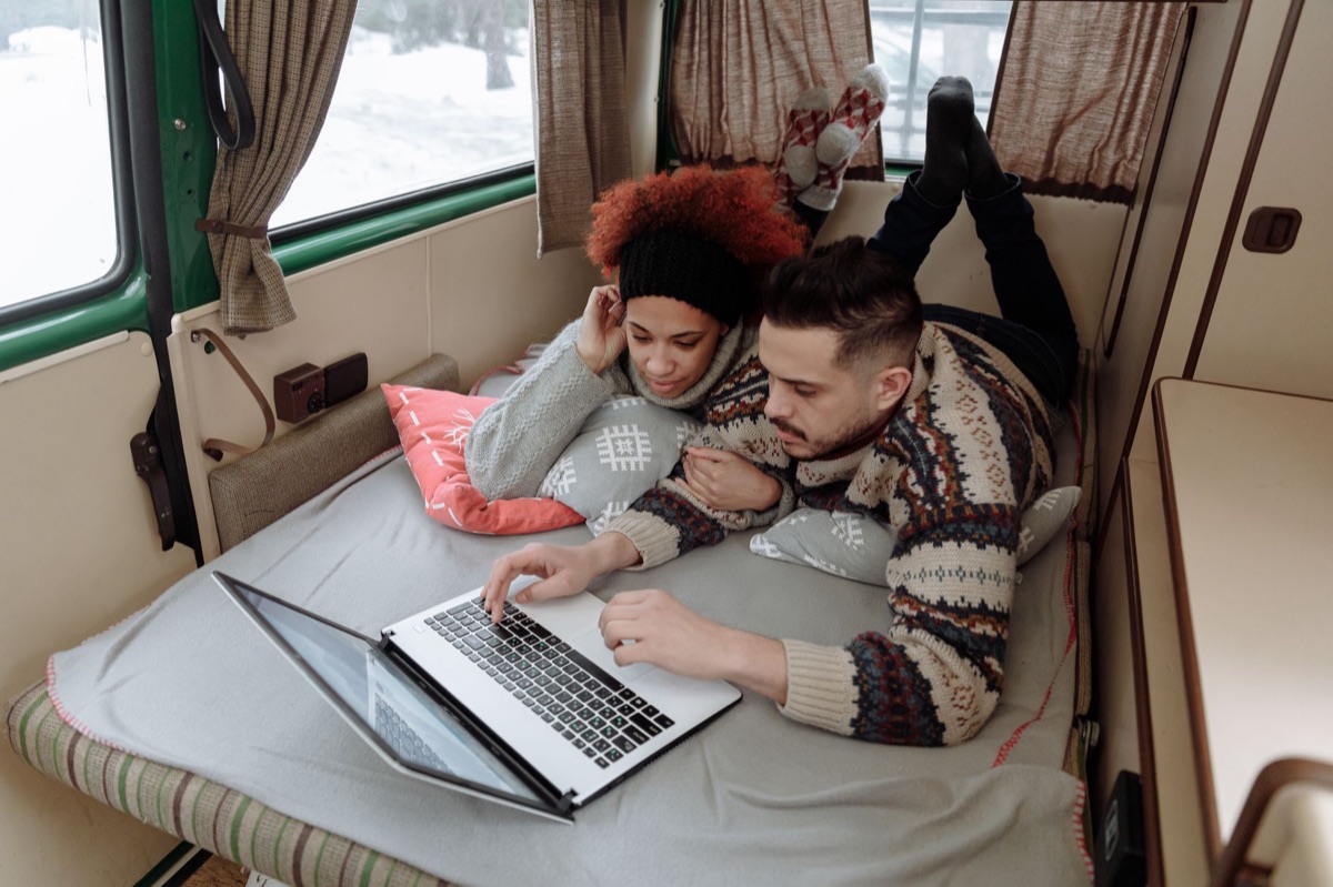 interior de van comodo para camping
