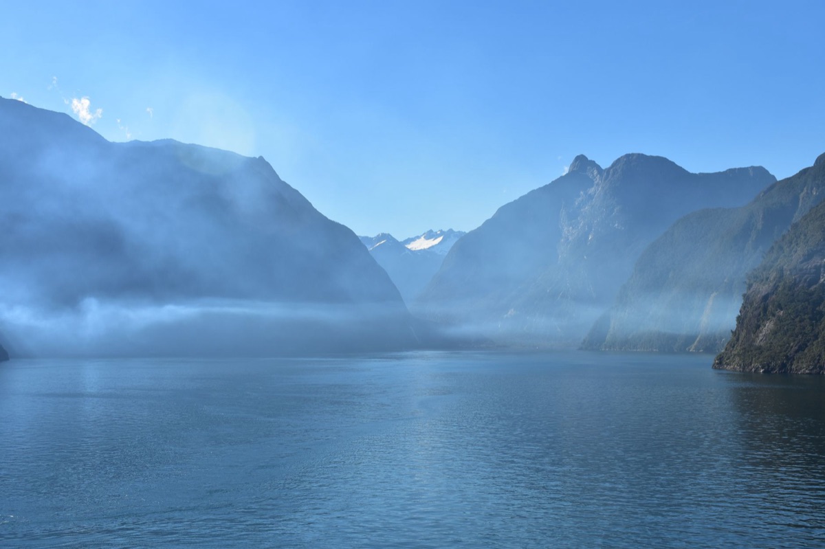 Bateau de croisière ancré à l'embouchure du milford sound
