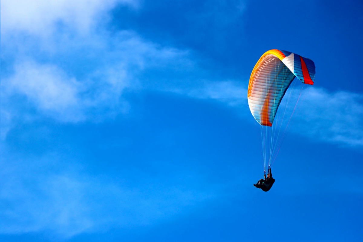 Parachute em queda livre no céu
