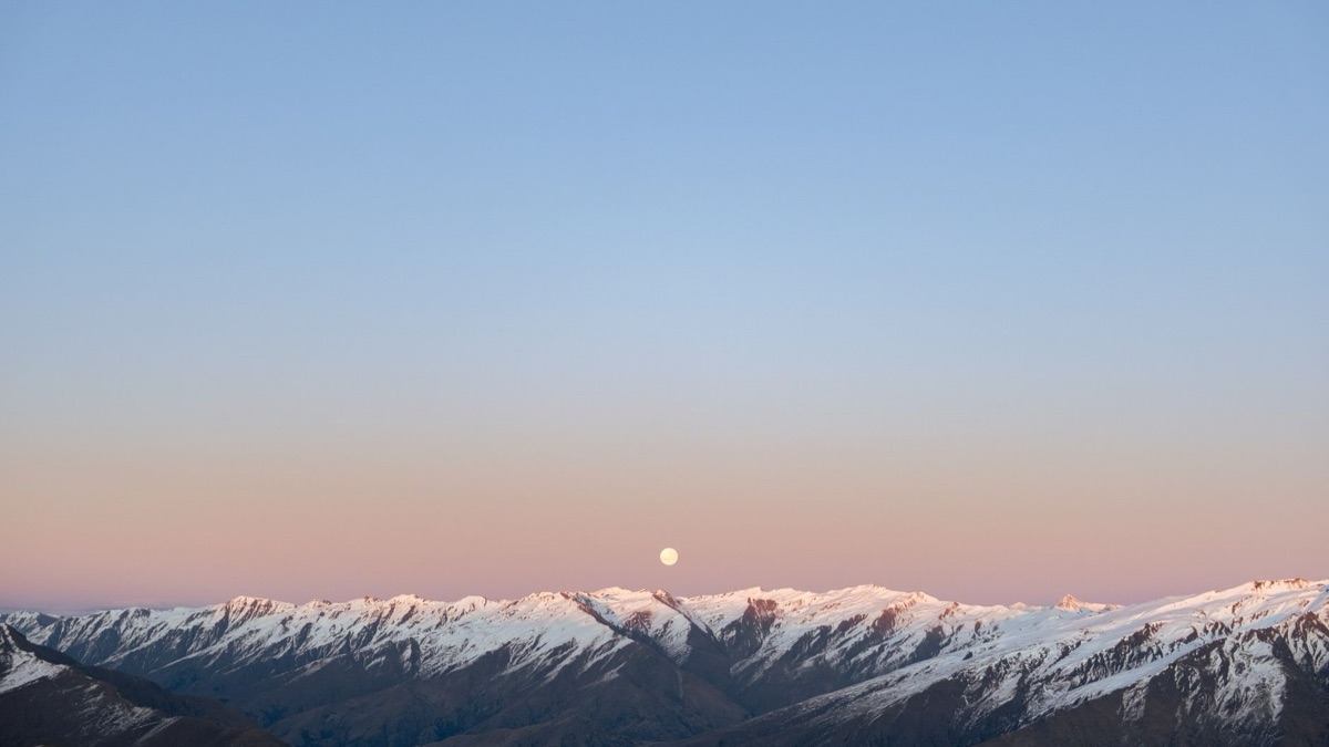 monti del Nuova Zelanda al sorgere del sole
