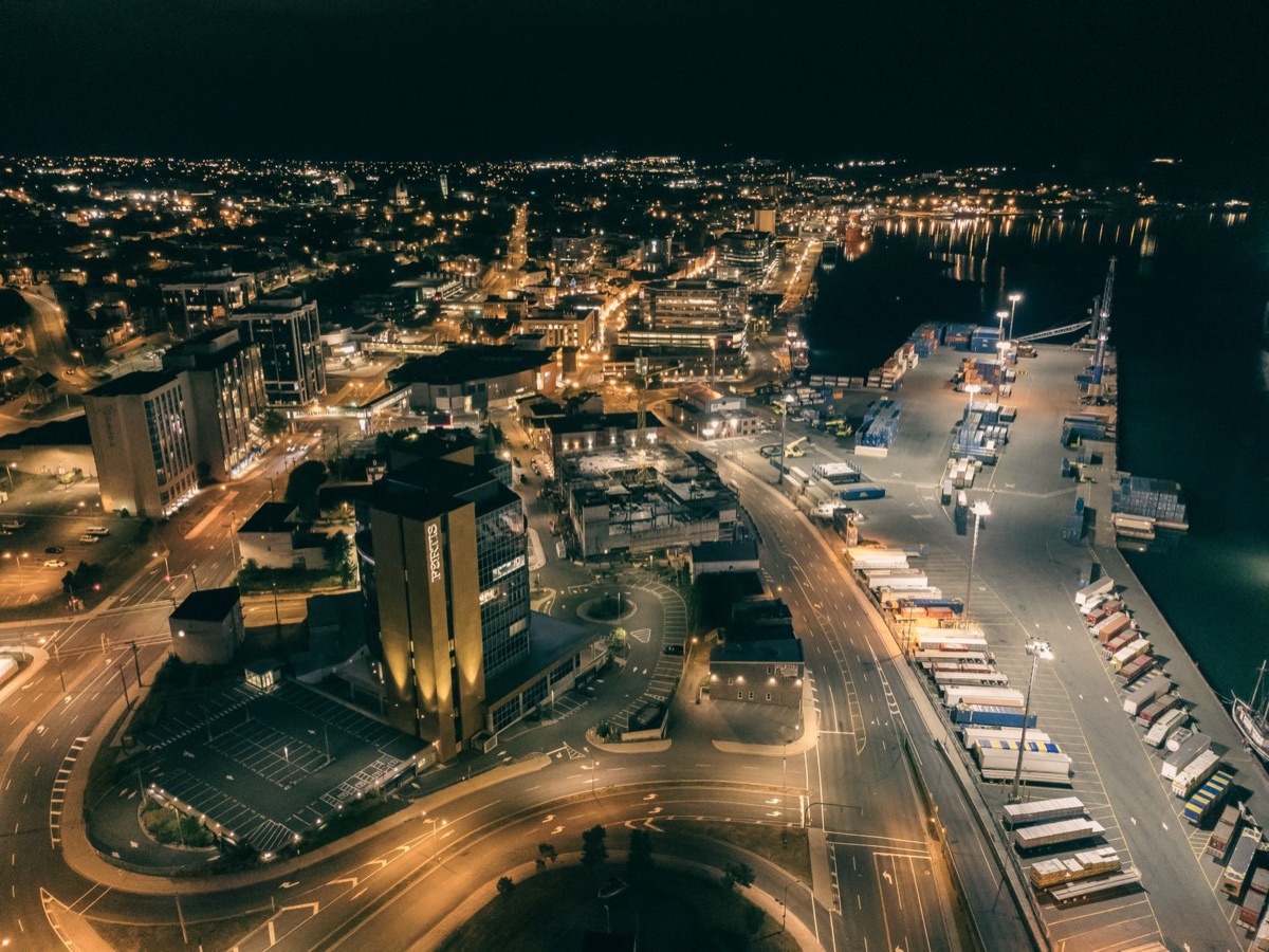 escena urbana nueva zelanda con elementos māori