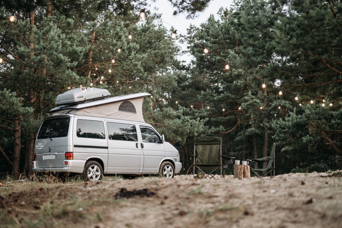 Un panneau public indiquant le loyer de location de campervan