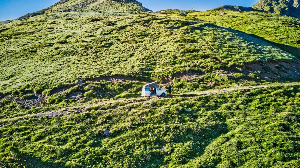 Un camión de campers en Nueva Zelanda en una carretera de gravilla