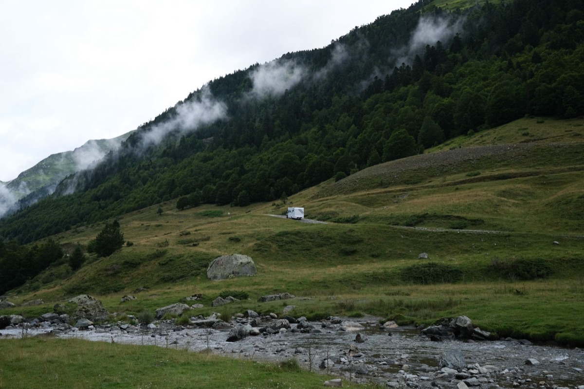 caravane de camping sur sentier de montagne