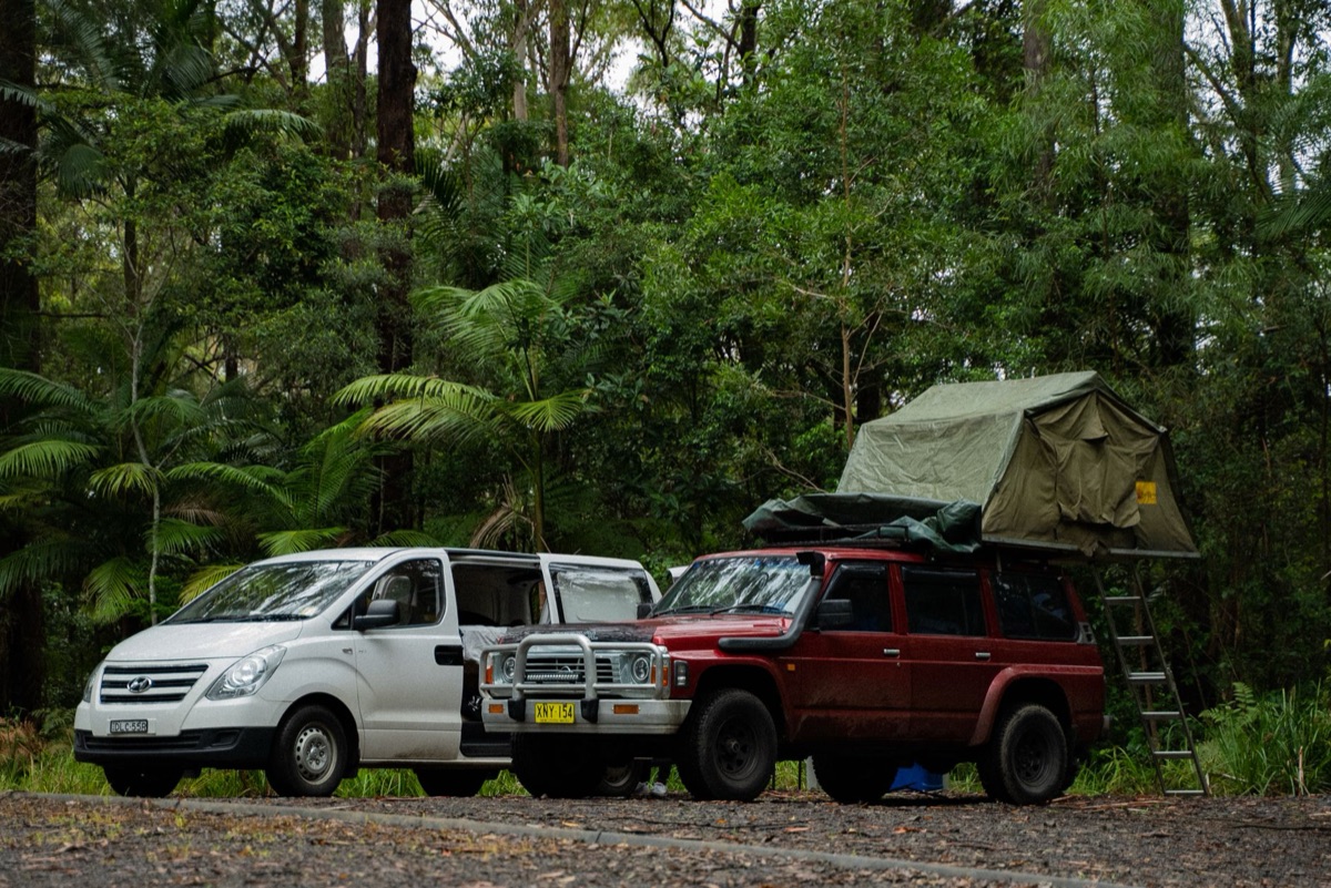 Camping van com tendas e equipamentos