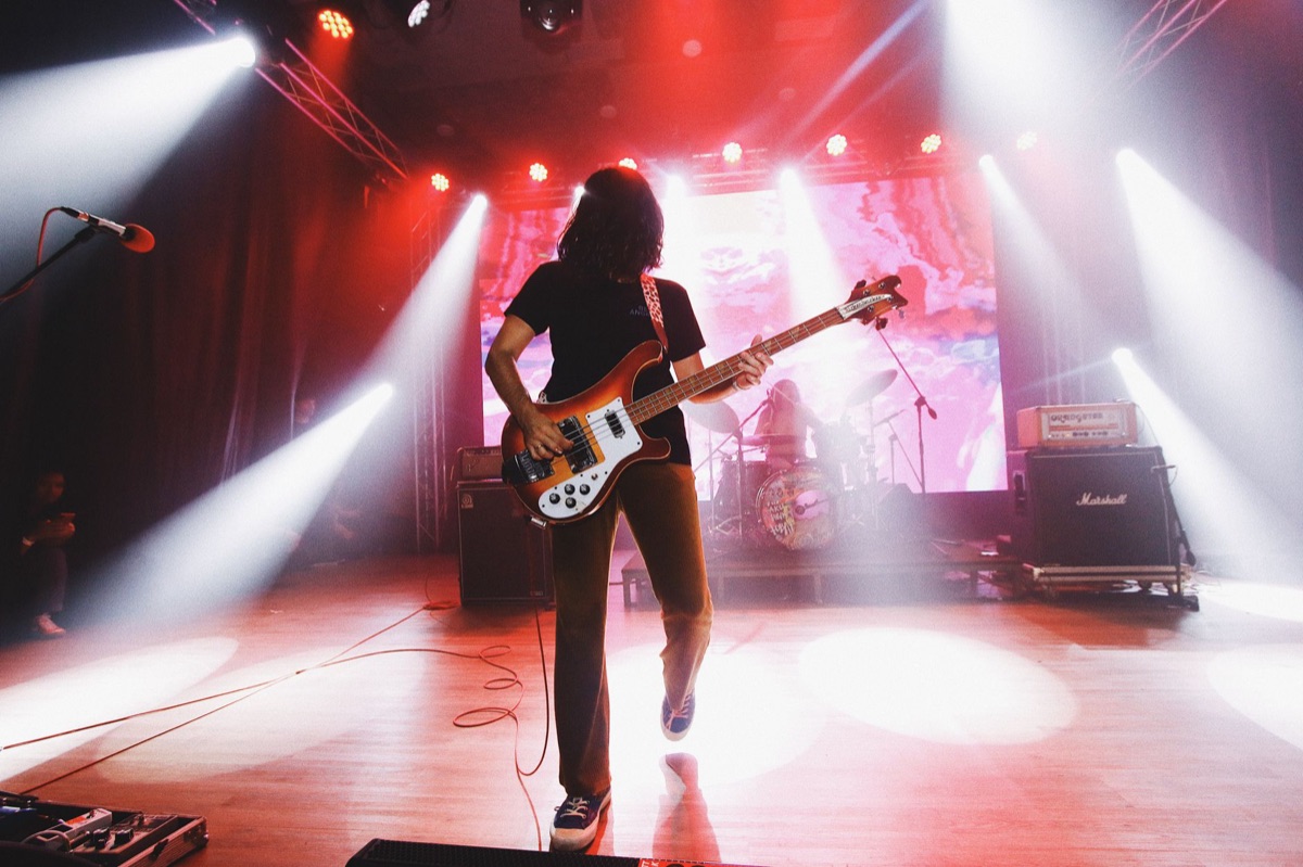 Haley Westenra in performance con chitarra