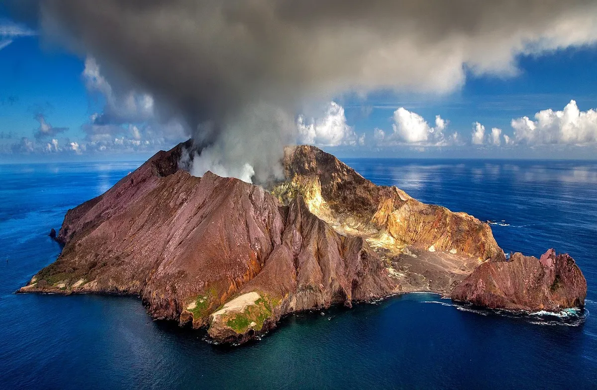 ニュージーランド、自然、火山、火口、白い島、島、活火山、煙、灰、空から見た景色、北島、海、豊富な湾、火山活動、ワカアリ、ズランド