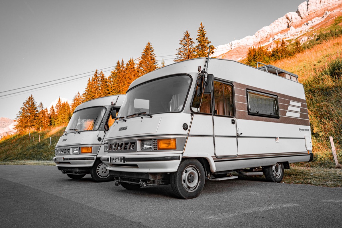 Van de camping et van de détente côte à côte