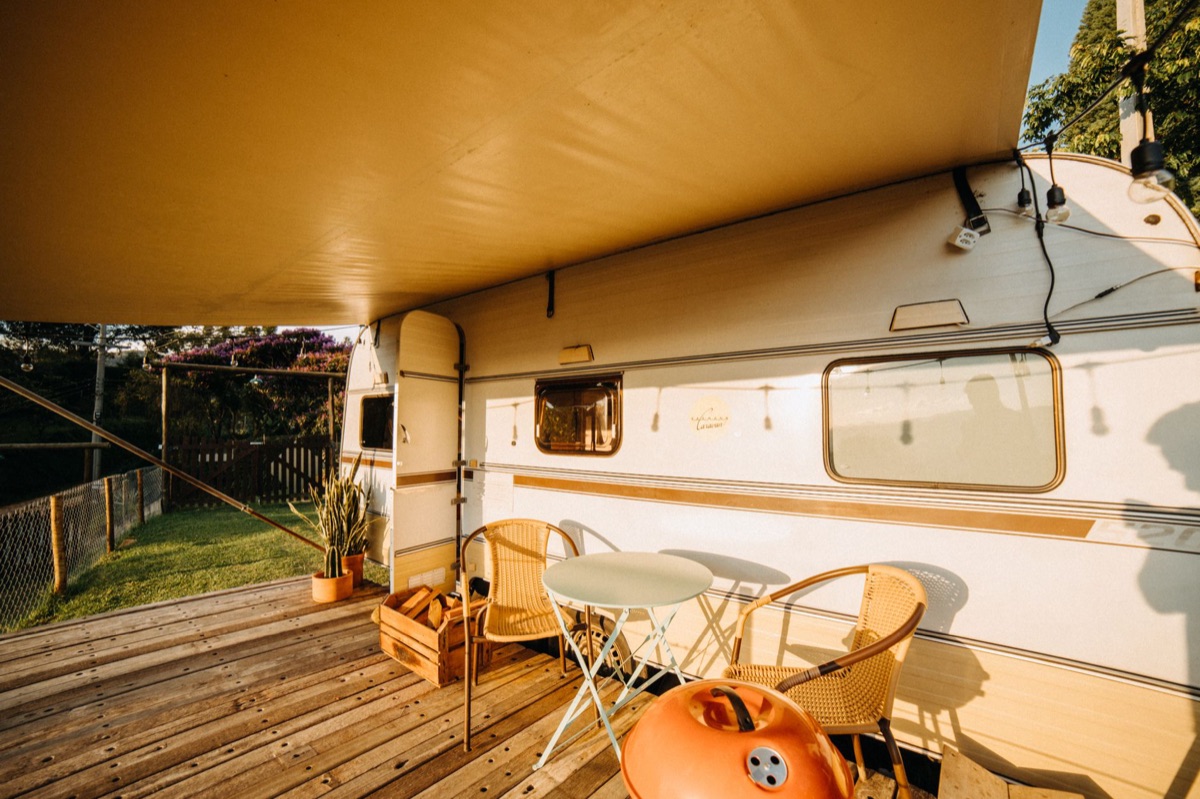 Un van new zealand con attrezzature per il campeggio e per il relax
