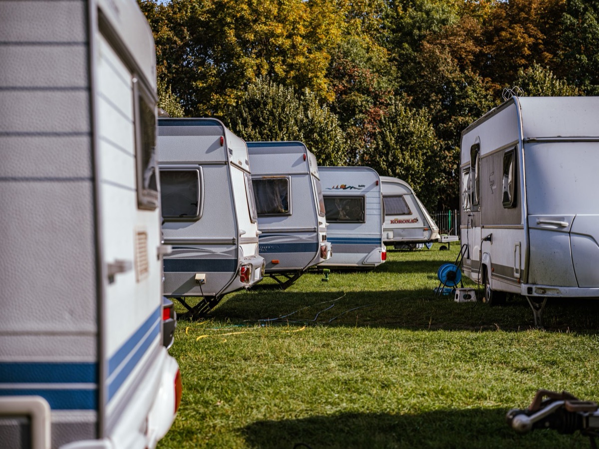 um campeiro van estacionado em um camping de new zealand