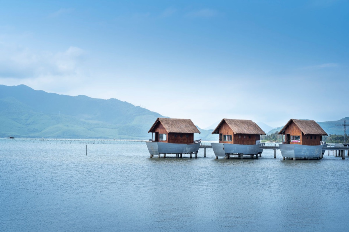 Hutmas Maori di sisi danau
